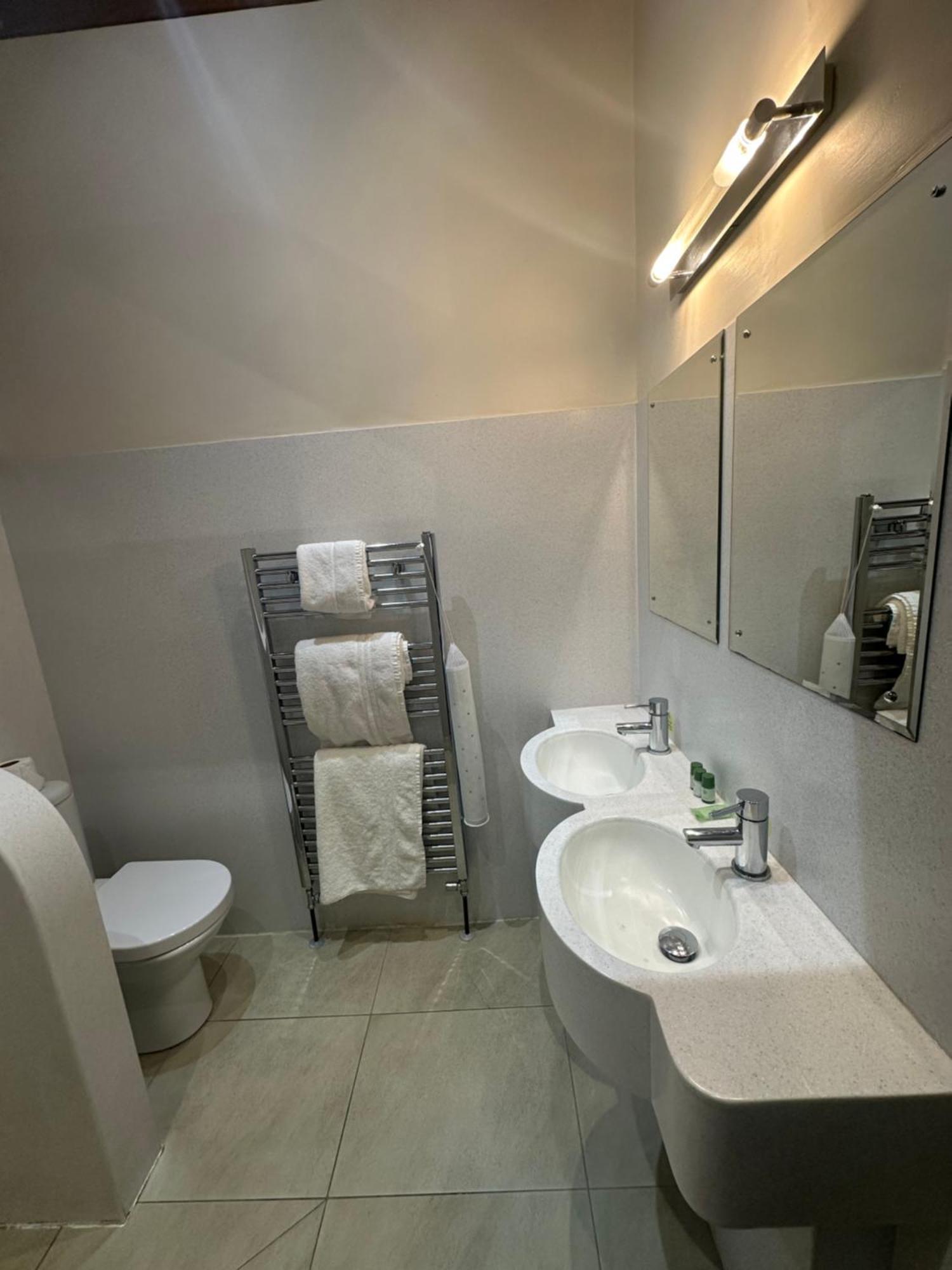 Kings Croft Hotel Понтефракт Экстерьер фото